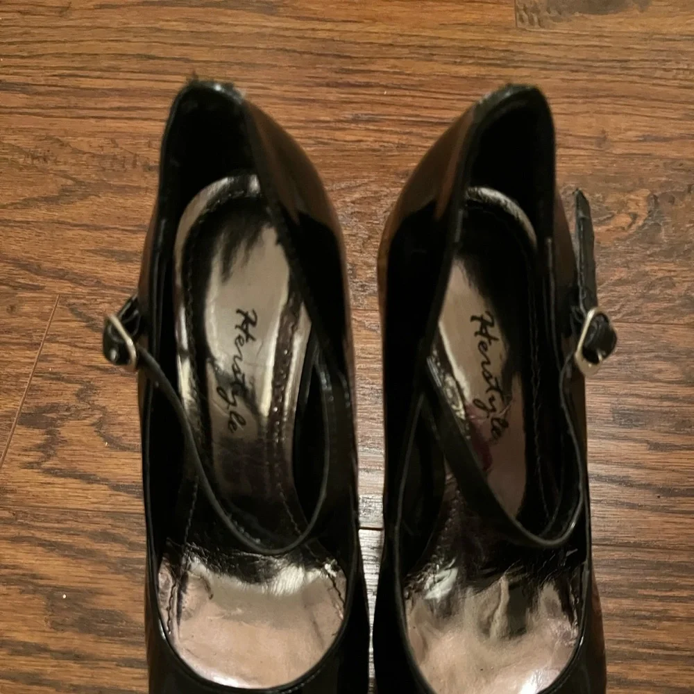 HERSTYLE GLOSSY BLACK BUCKLE STRAP HEELS